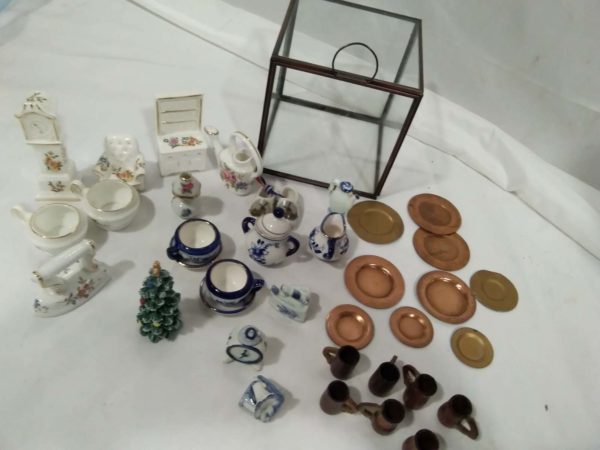 lot 178  glass lidded cube & miniature items - Image 3