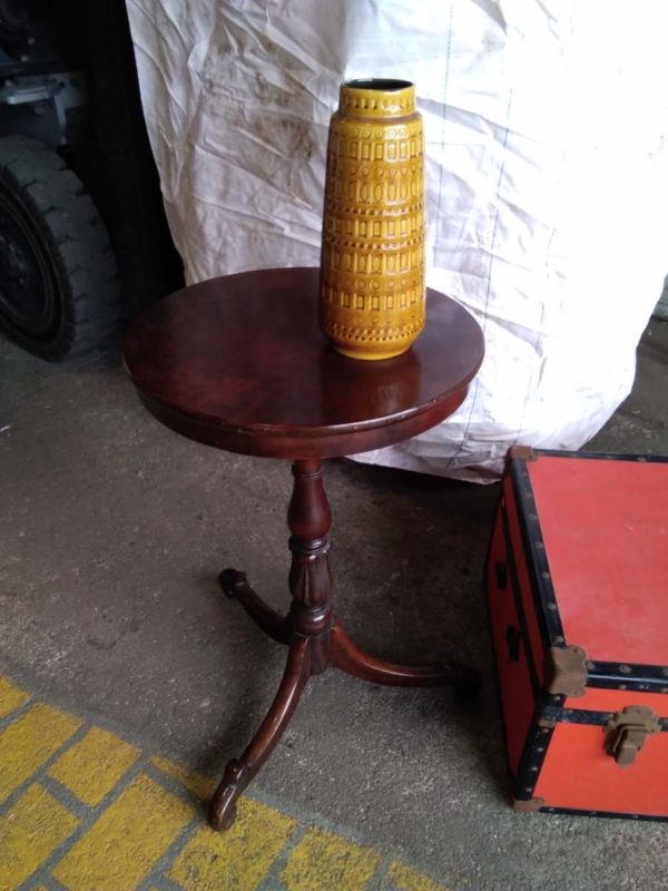 lot 186 W German vase (damaged), Moss Man steam trunk, oak pedestal table, child’s chair - Image 2