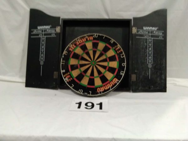 lot 191 dart board and case