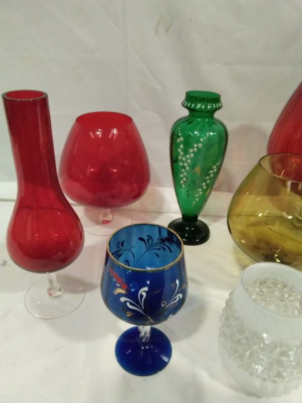 lot 192 collection of coloured glass vases - Image 2