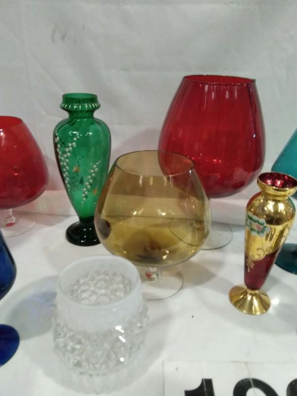 lot 192 collection of coloured glass vases - Image 5