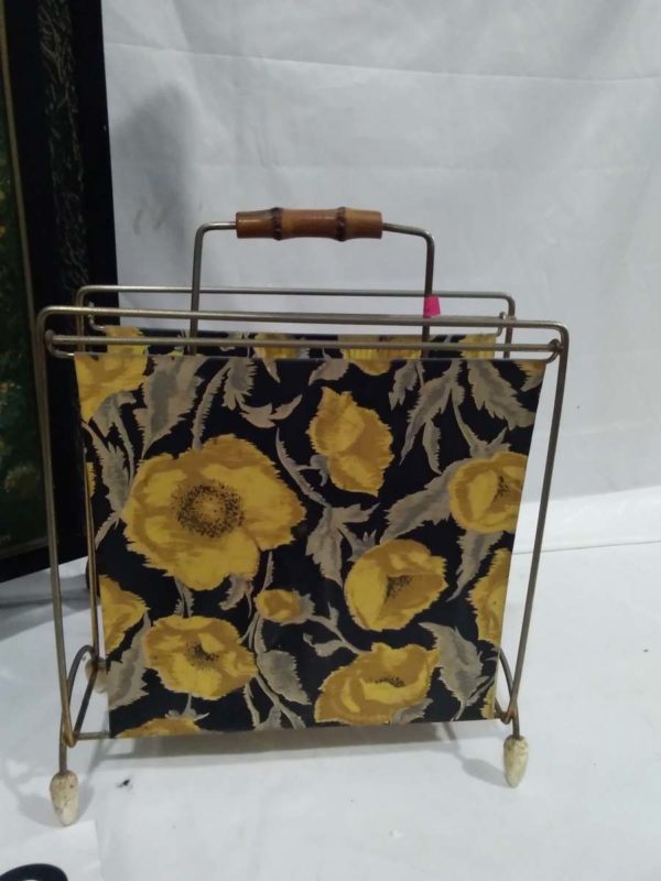 lot 208 wooden fire screen & retro magazine rack - Image 2