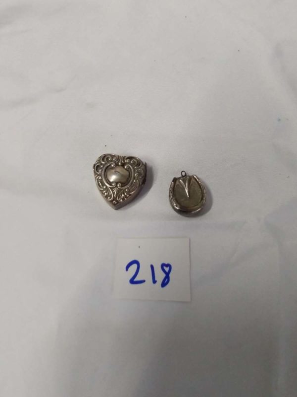 lot 218 anitque sterling silver heart pillbox & horseshoe locket - Image 2