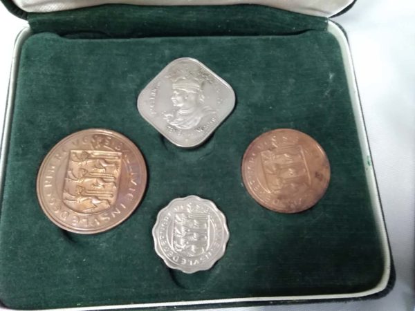 lot 235 2x vintage cased coin sets 1965 & 1966 - Image 8