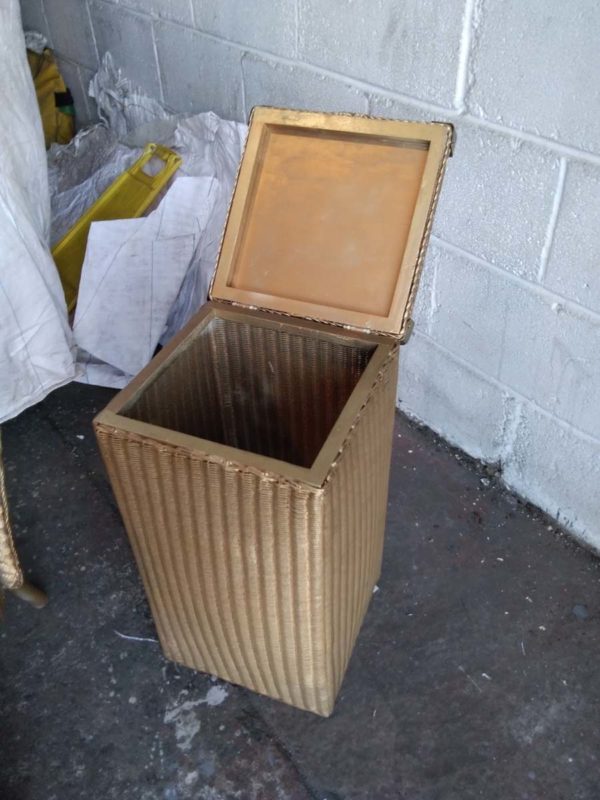 lot 272 wicker fan back chair & laundry basket - Image 3