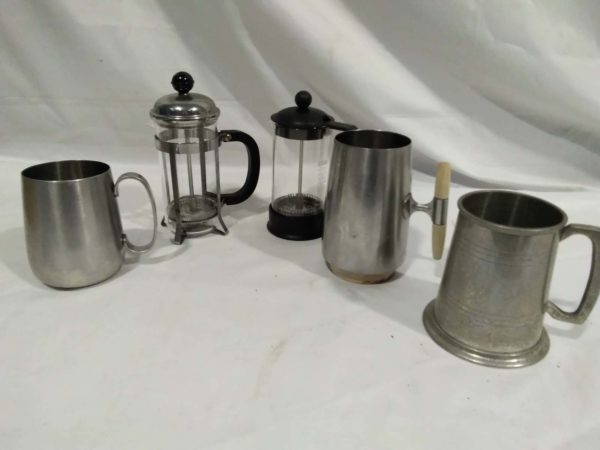 lot 302 2 cafetieres & 3 tankards