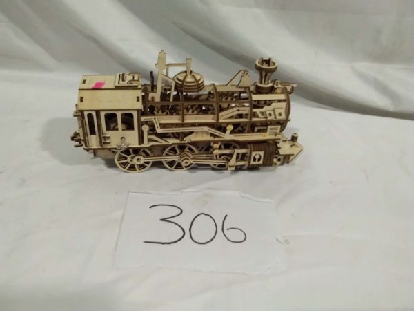 lot 306 wooden model / kit train