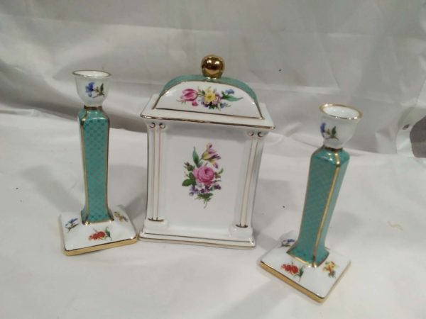 lot 319 decorative porcelain mantle clock (working) & a pair of candlesticks by Past Times - Image 4