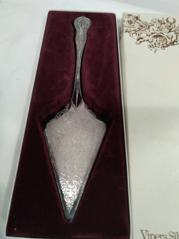 lot 320 viners silver plated cake server - Image 2