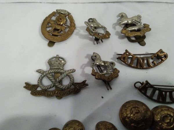 lot 362 collection of military badges & buttons - Image 3