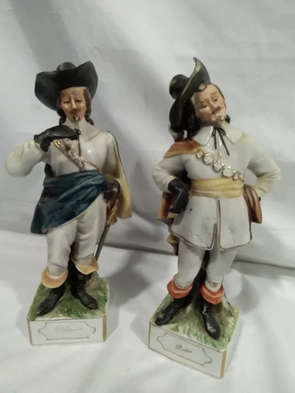 lot 389 2 vintage cavalier / soldier figurines - Image 2