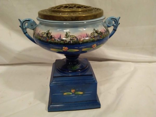 lot 446 Attractive Antique Ceramic Urn