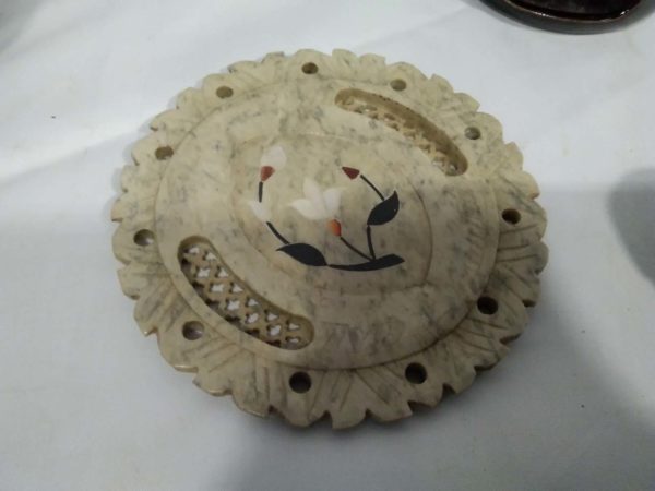 lot 466  2x Oil Pottery  Burners Mother of Pearl Plate and owl ornament - Image 5