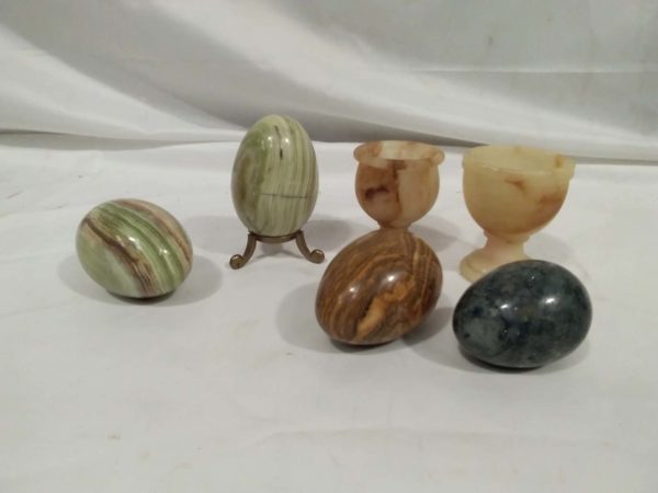 lot 470 2x Onyx egg cups and 4x eggs