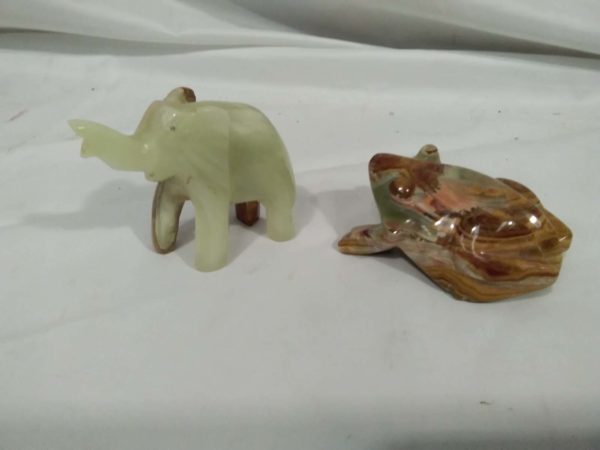 lot 471 Onyx frog and Elephant