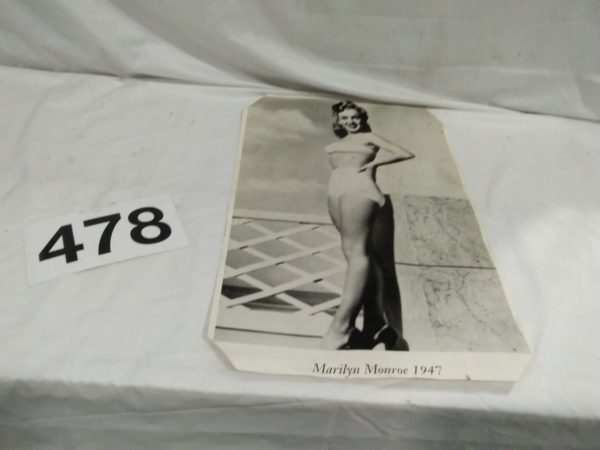 lot 478 Marilyn Munroe picture 1947  picture approx 16″ x 26″ - Image 2