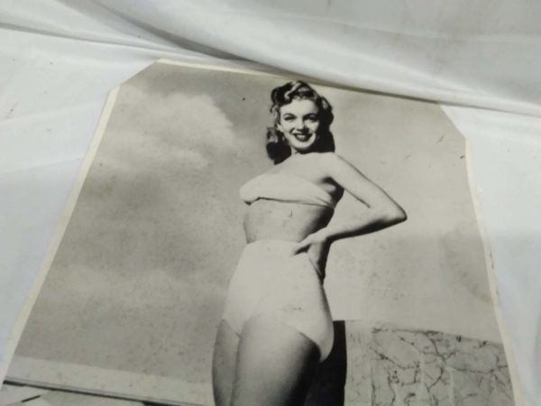 lot 478 Marilyn Munroe picture 1947  picture approx 16″ x 26″ - Image 4