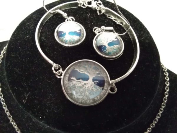 lot 508 Tree of Life Pendant earrings & Bracelet set - Image 2