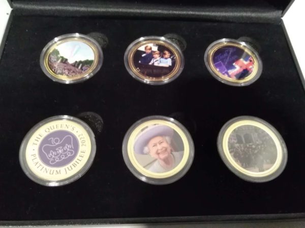 lot 509 Commemorative  coins Platinum Jubilee in Presentation Box - Image 4