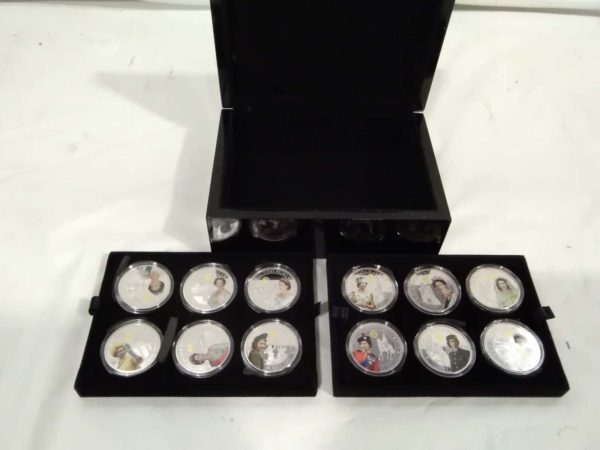 lot 530 cased set of 12 Queen Elizabeth coins - Image 2