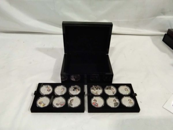 lot 530 cased set of 12 Queen Elizabeth coins - Image 6