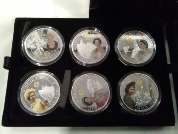 lot 530 cased set of 12 Queen Elizabeth coins - Image 5