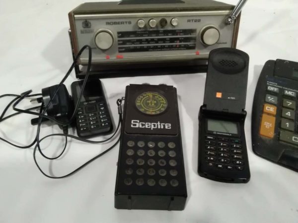 lot 540 vintage Roberts radio, 2 mobile phones, calculator, radio - Image 6