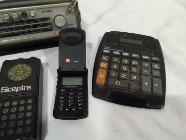 lot 540 vintage Roberts radio, 2 mobile phones, calculator, radio - Image 5