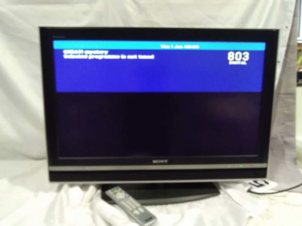 lot 543 Sony tv with remote 31″ screen - Image 4