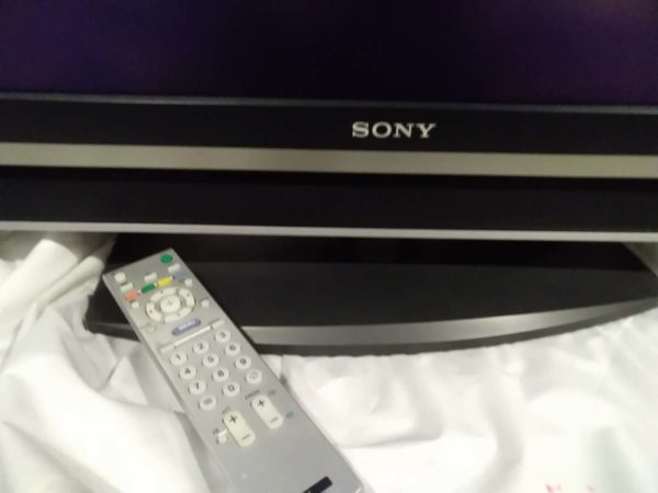 lot 543 Sony tv with remote 31″ screen - Image 3