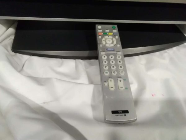 lot 543 Sony tv with remote 31″ screen - Image 2