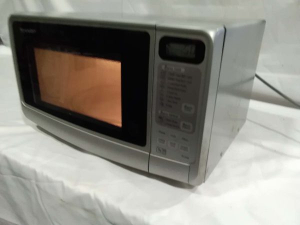 lot 553 800w microwave - Image 6