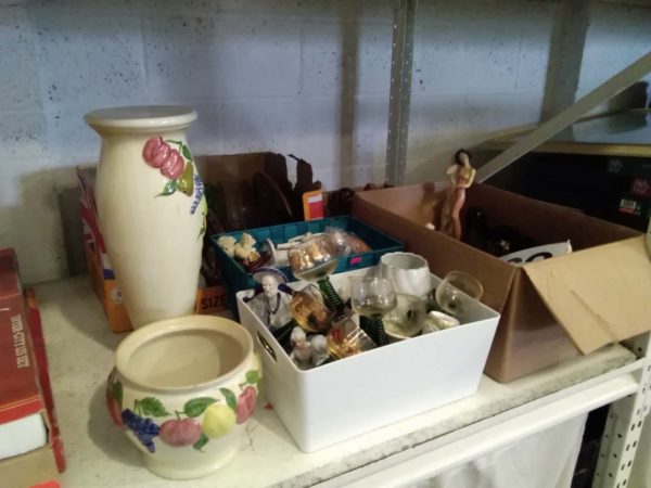 lot 563 assorted ornaments & glass ware