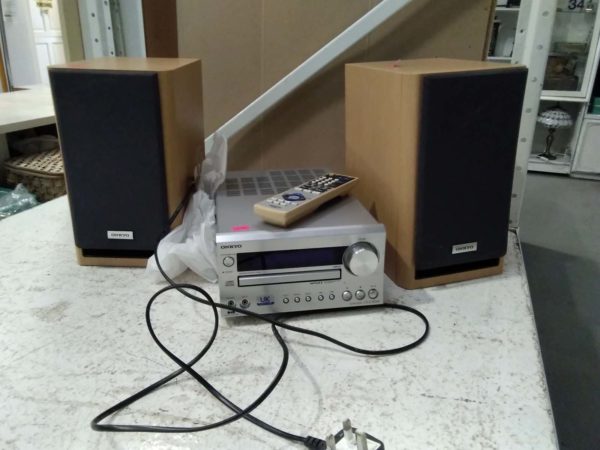 lot 565 Onkyo cd player Dab Radio & speakers