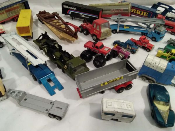 lot 580 assorted diecast vehicles - Image 5