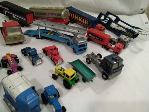 lot 580 assorted diecast vehicles - Image 3