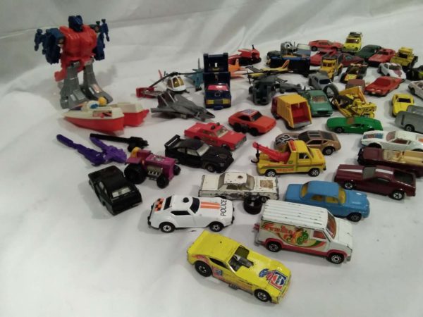 lot 582 assorted vehicles inc Corgi & Matchbox, hot wheels - Image 2