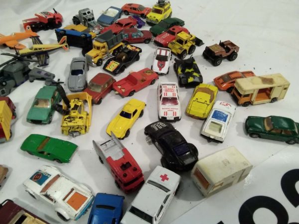 lot 582 assorted vehicles inc Corgi & Matchbox, hot wheels - Image 6