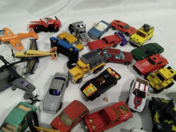 lot 582 assorted vehicles inc Corgi & Matchbox, hot wheels - Image 5