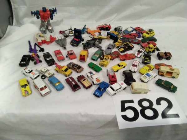 lot 582 assorted vehicles inc Corgi & Matchbox, hot wheels - Image 3