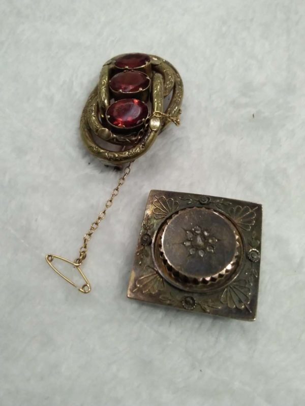 lot 586 2 victorian Brooches – One Pinch back