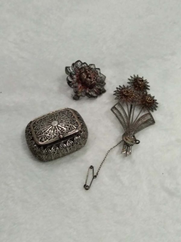 lot 594 2 silver filigree flower brooches & small pill box