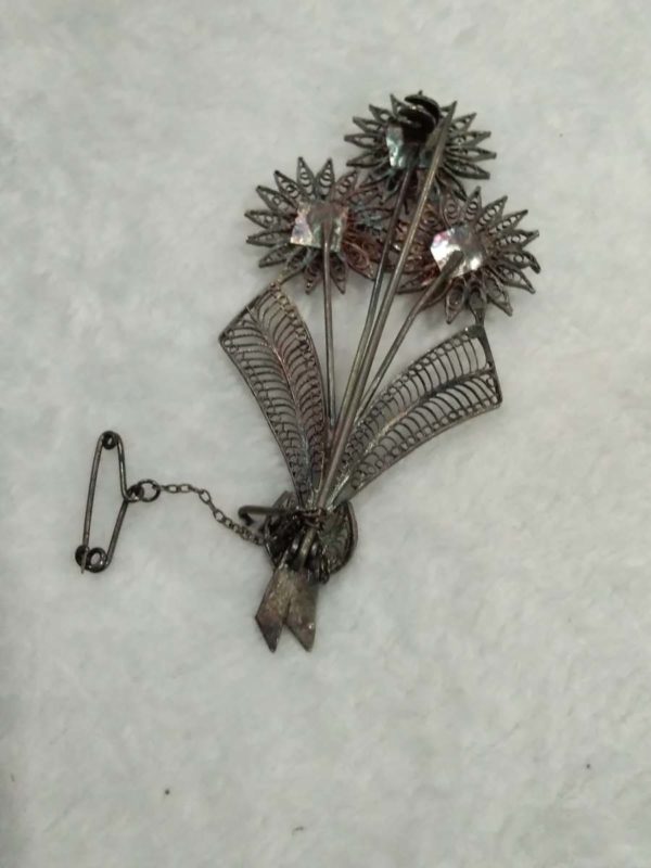 lot 594 2 silver filigree flower brooches & small pill box - Image 7