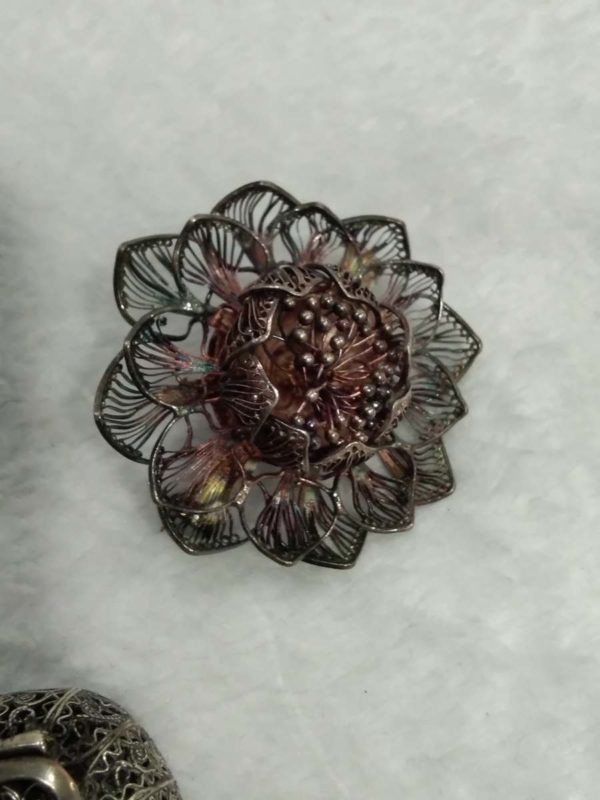 lot 594 2 silver filigree flower brooches & small pill box - Image 6