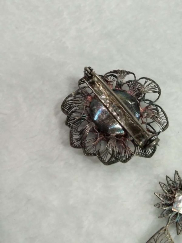 lot 594 2 silver filigree flower brooches & small pill box - Image 5