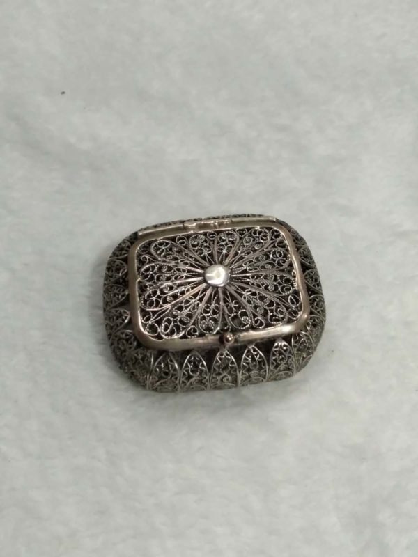 lot 594 2 silver filigree flower brooches & small pill box - Image 4