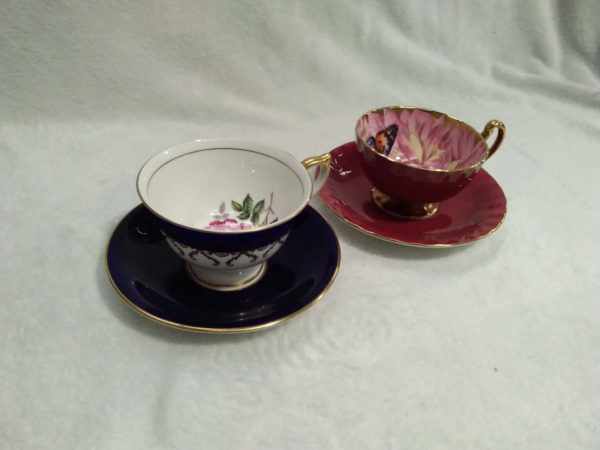 lot 612 pair of collectable Aynsley cabinet cups & saucers