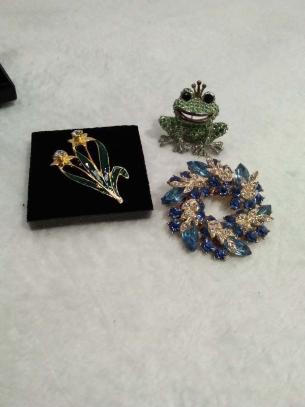 lot 614 3 broochs – frog, daffodil, blue stone