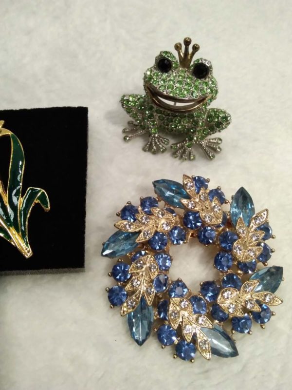 lot 614 3 broochs – frog, daffodil, blue stone - Image 4