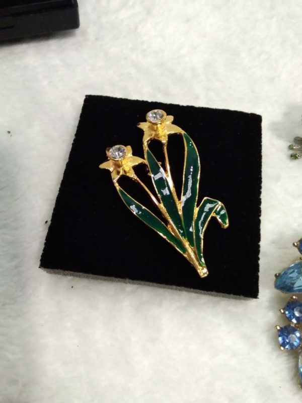 lot 614 3 broochs – frog, daffodil, blue stone - Image 3